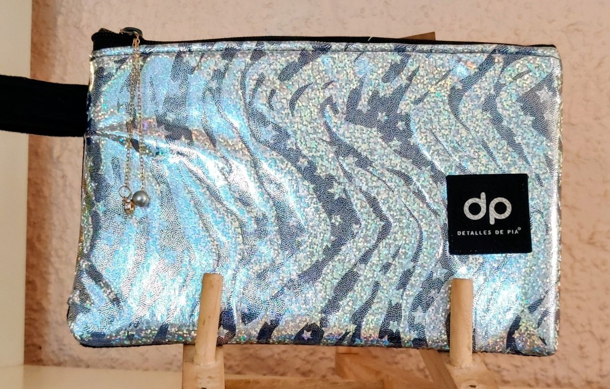 Estuche felpa y tela fantasía.